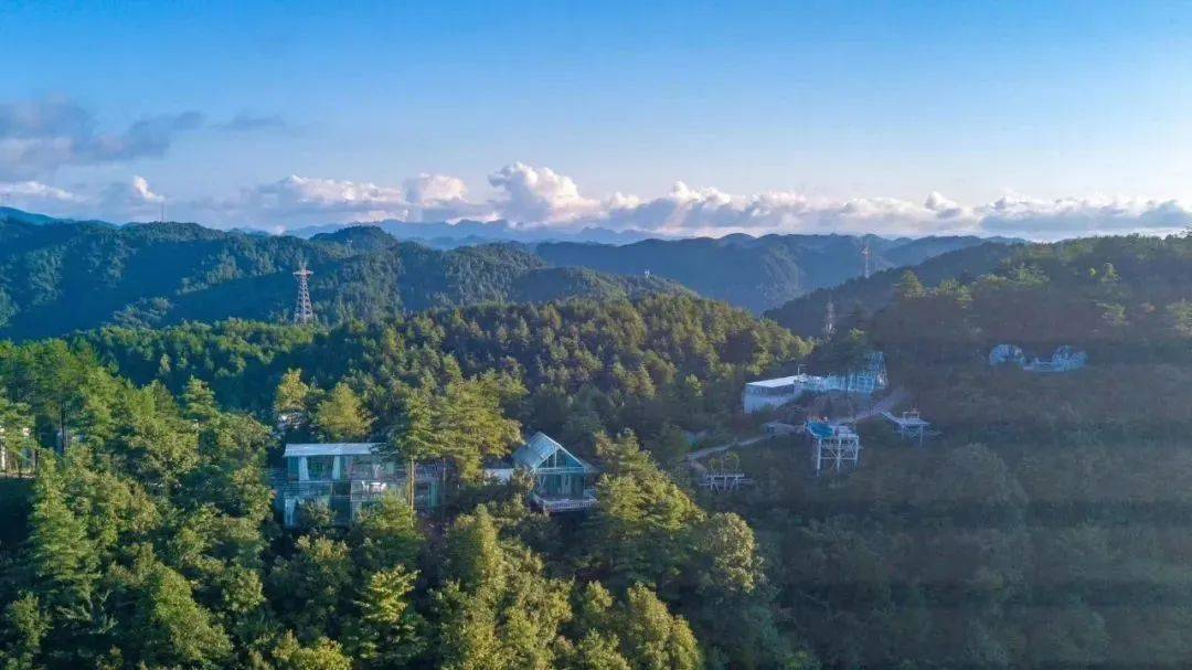 云顶美宿位于曾家山国际滑雪场内,拥有木屋别墅,星空酒店,汽车旅馆