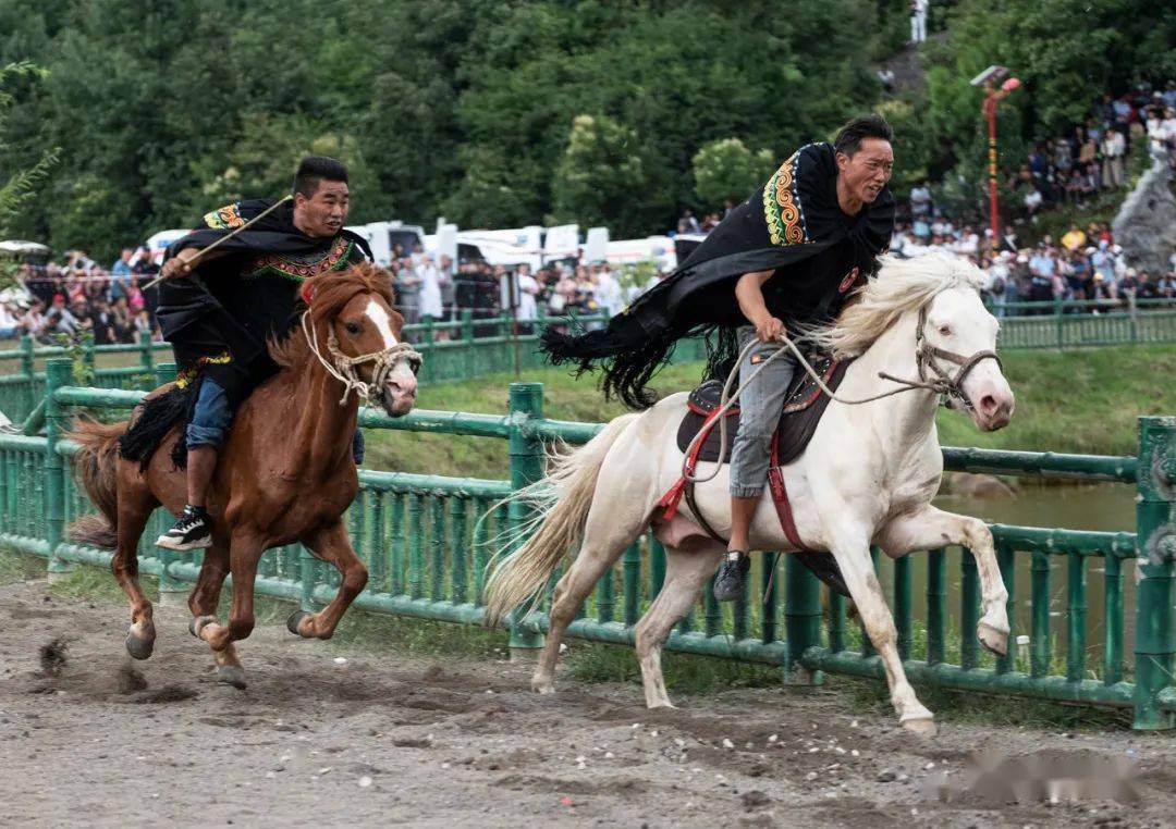 拔河比赛身着节日盛装的彝族群众火把节现场带你感受彝族火把节的热情