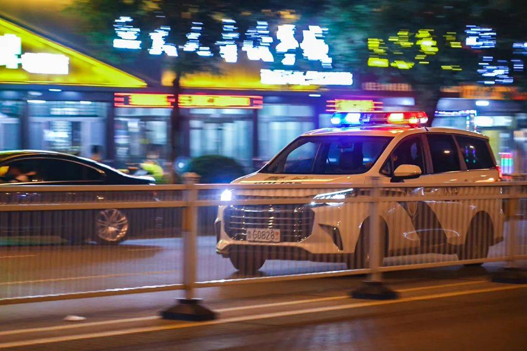 警灯闪烁,夏夜出击_宣传_防范_诈骗