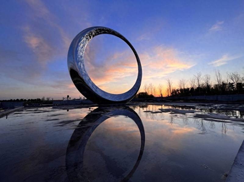 景区工作人员告诉记者,《日月同辉》是日月湖景区文化艺术地标,集文化