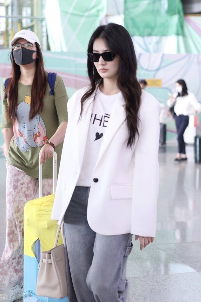 街拍:徐璐白西装 字母t恤 阔腿牛仔裤 厚底球鞋利落潇洒_机场_北京