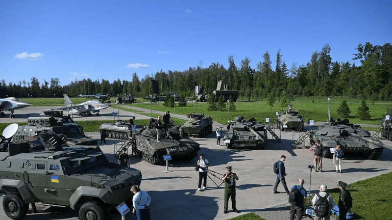 俄媒：俄在公园里展示870多种缴获的乌军装备，包括西方装甲车