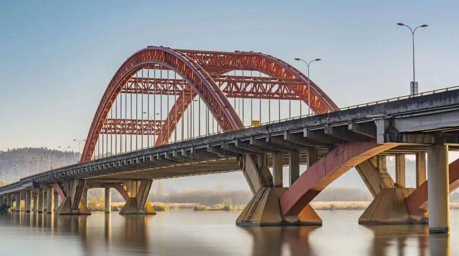 海口大桥也叫彩虹桥,系横跨滇池出口的一座钢管拱形大桥,彩虹桥风景