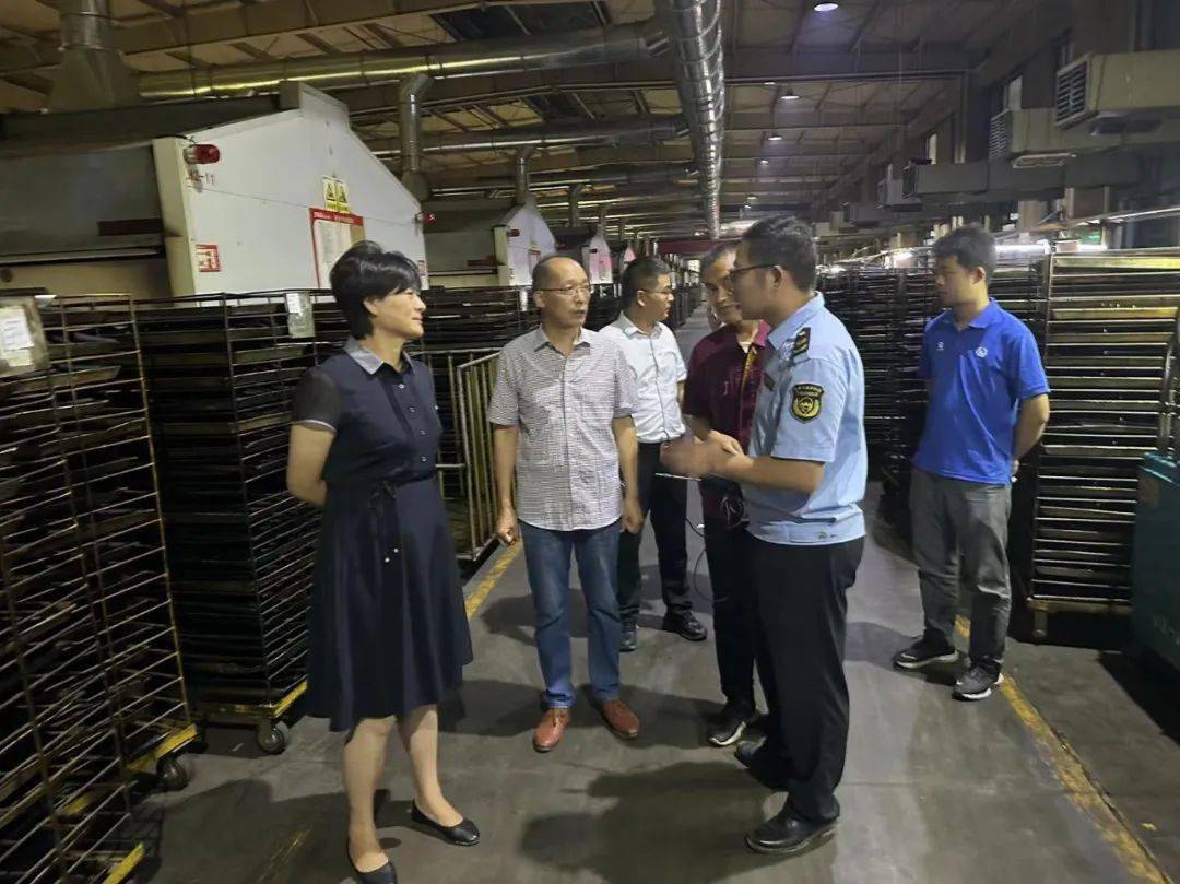 8月17日晚,宿豫区副区长朱静波带队夜查汇达包装,万佳新材料等工业