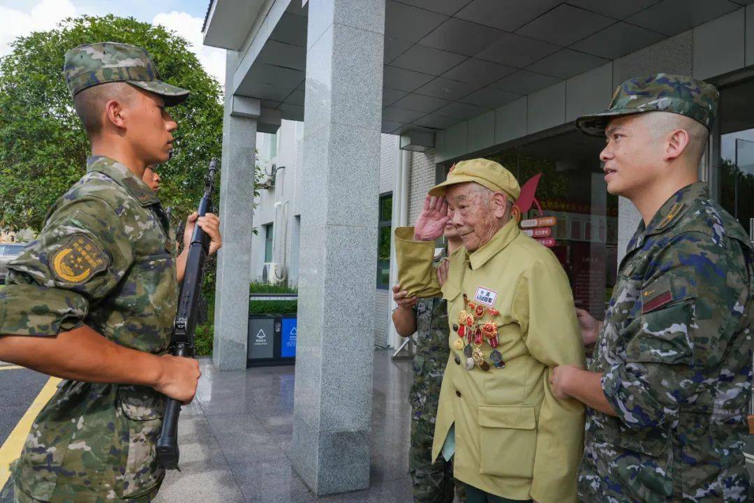 百岁抗战老兵重返军营为新兵授枪_杨老_的战斗_杨甲