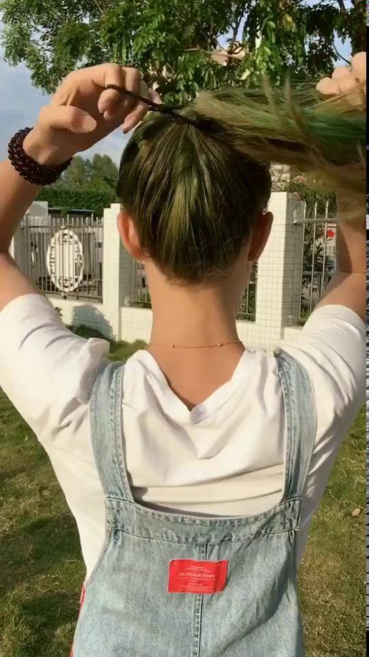 发量少这样扎马尾