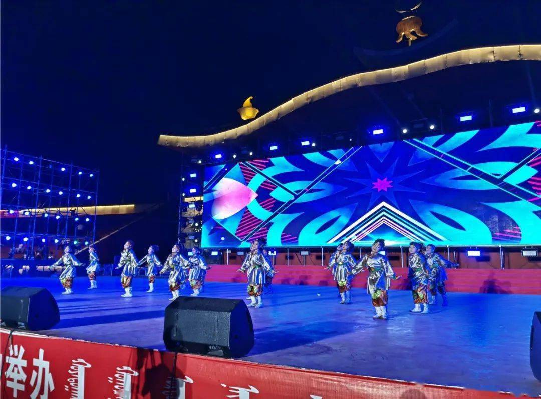 节暨那达慕大会少儿文艺专场晚会在西鄂尔多斯文化主题公园精彩上演