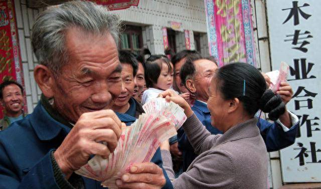 农民有工资了?农村绿皮书已发布，2023农民工资性收入或达9500元