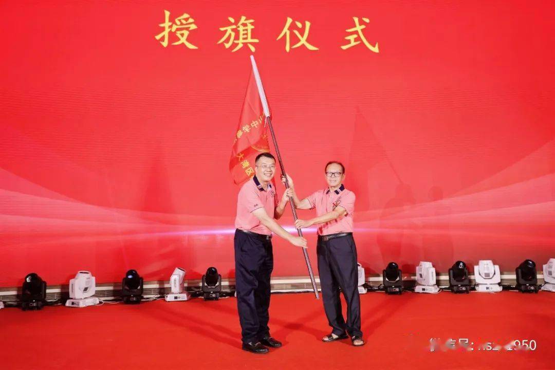 荷山中学大湾区的校友们不忘母校的培育之恩,始终秉承"慎毅"校训,在大