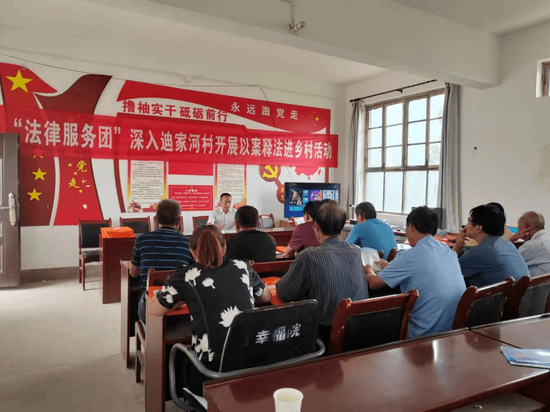 活动中,黎连兴律师通过村民的讲述,收集村民们在法律