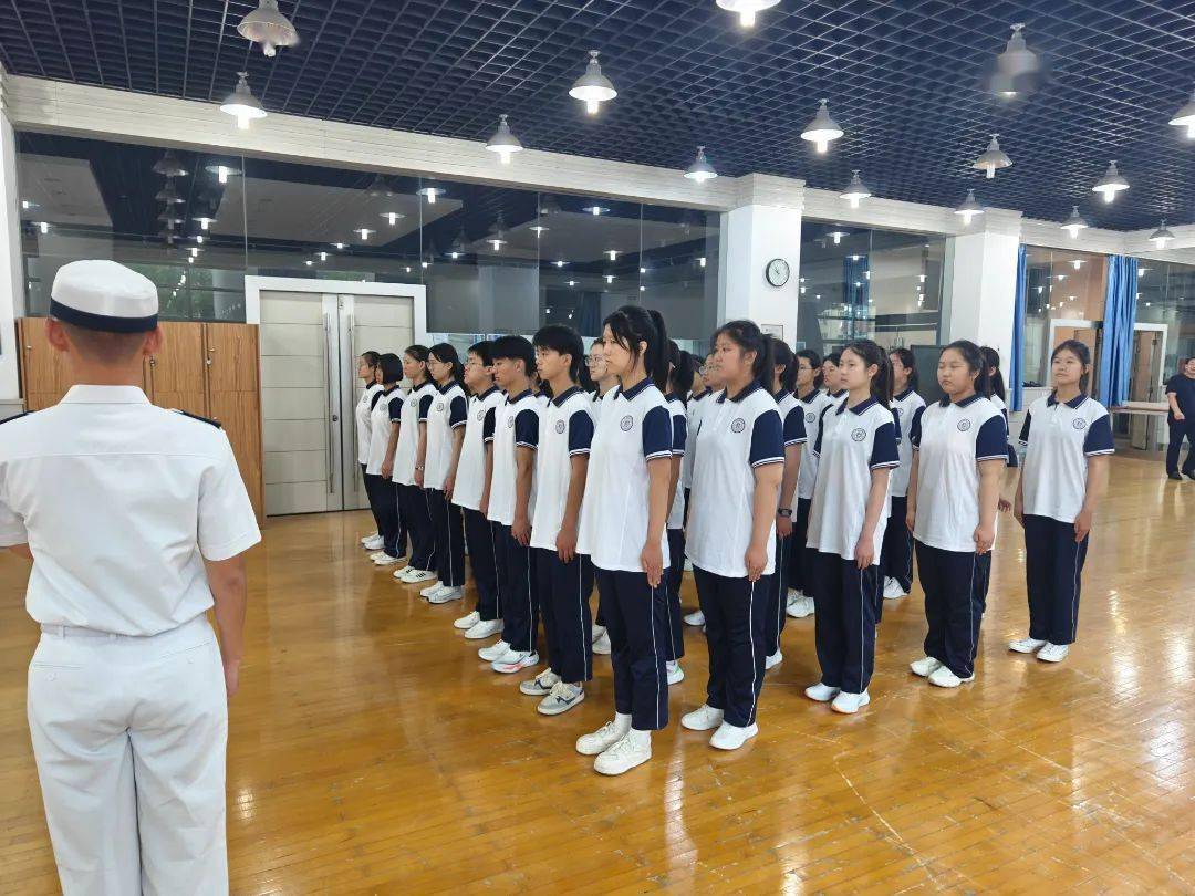 艺校播报丨青岛艺术学校举行2023年新生军训开营仪式_训练_国防精神