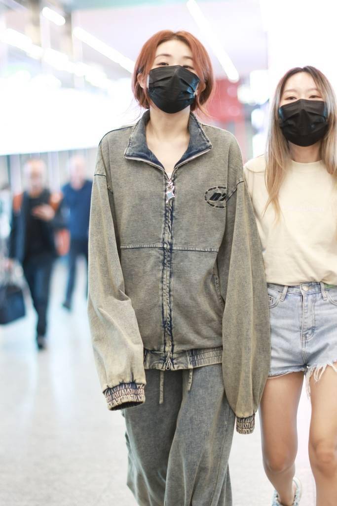 喻言着水洗牛仔外套造型现身机场 主打的一个脏脏包女孩_北京_风既