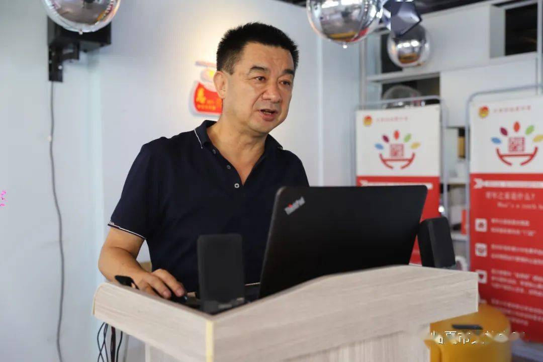 活动中,马力明老师结合自身创作经历,谈如何养成良好阅读习惯,向同学