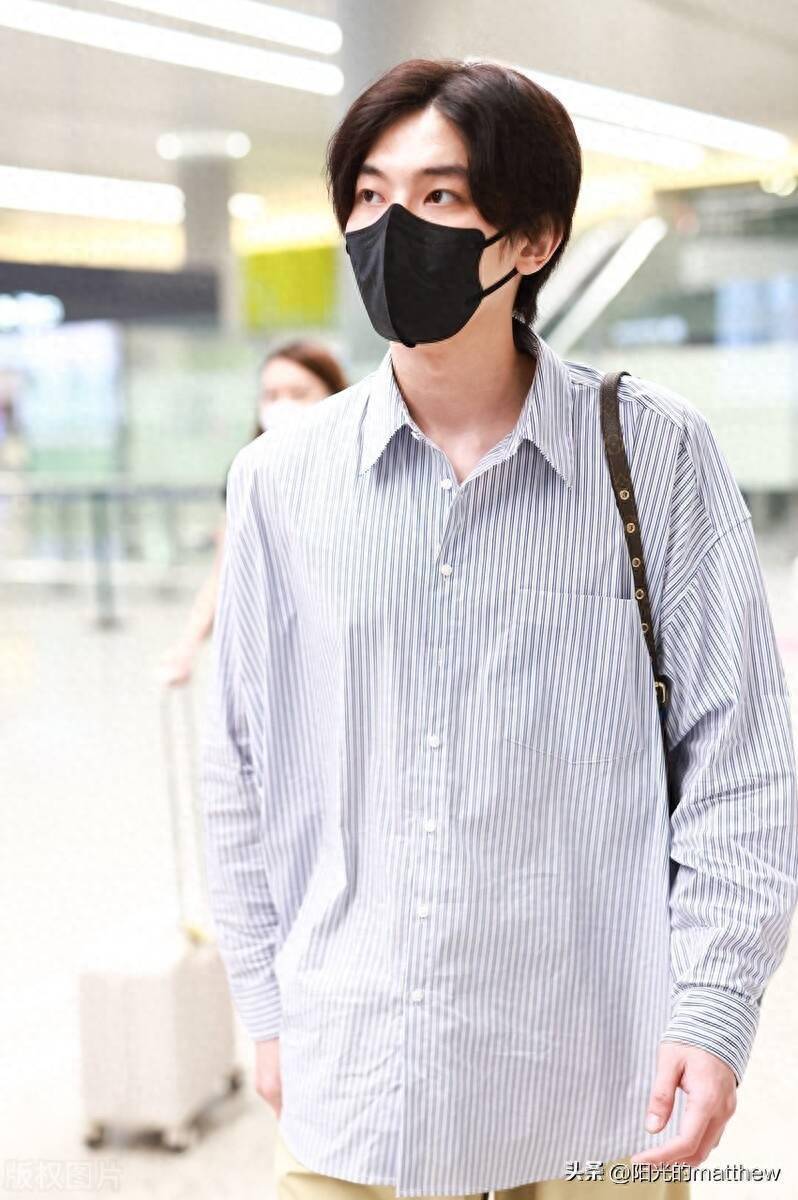 王瑞昌现身上海机场,身着条纹衬衫阔腿裤休闲帅气