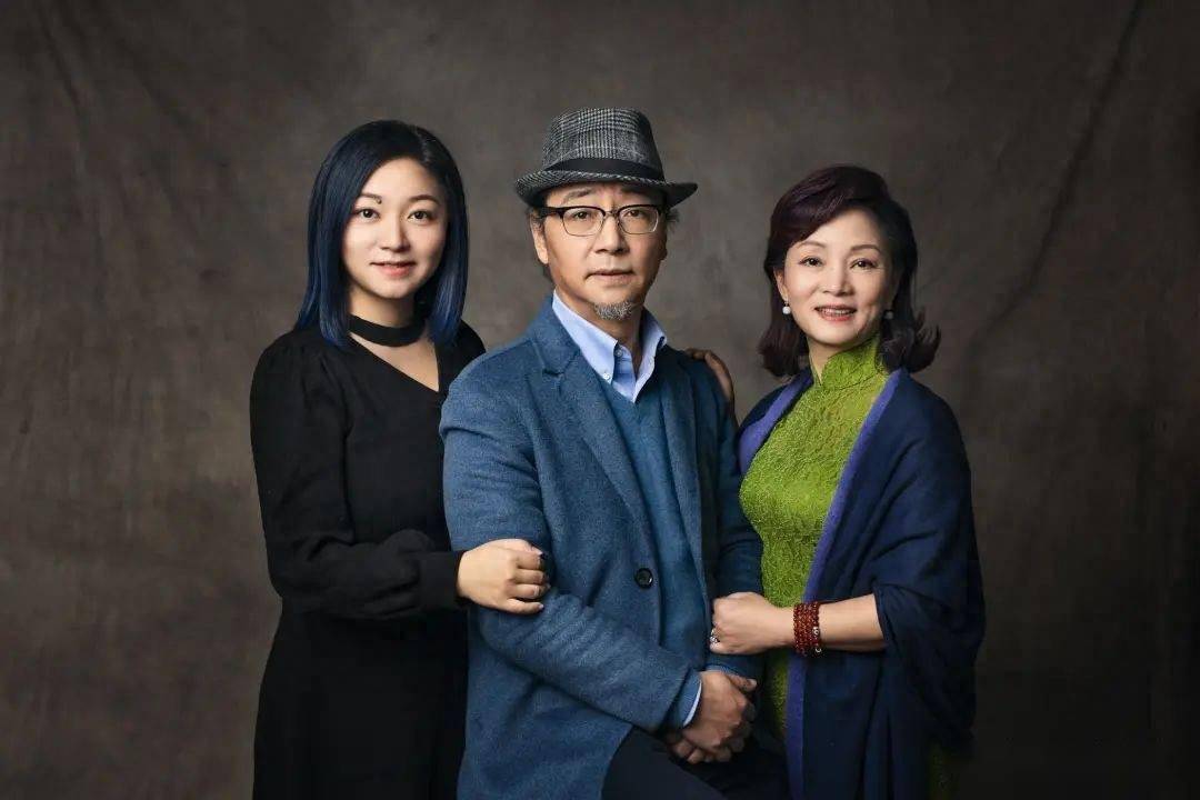 1983年,20岁的沈瑶进入上海民用建筑灯具厂工作.