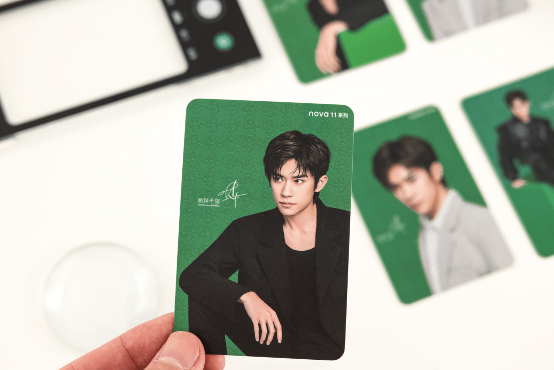 不管是当作桌面摆件,还是成为钱包内的装饰,都能时刻彰显 nova 星人的