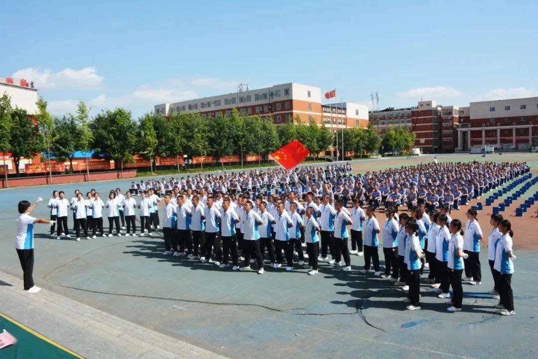 英姿飒爽·青春飞扬 | 海泉高中高二年级新学期军训圆满结束_向前