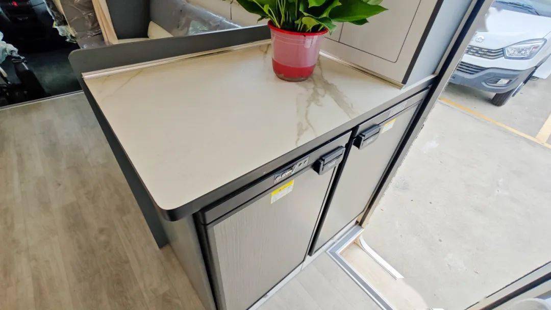 舒欣新款依维柯侧拓展房车 后置厨卫设计 开阔灵动空间 舒适居住体验