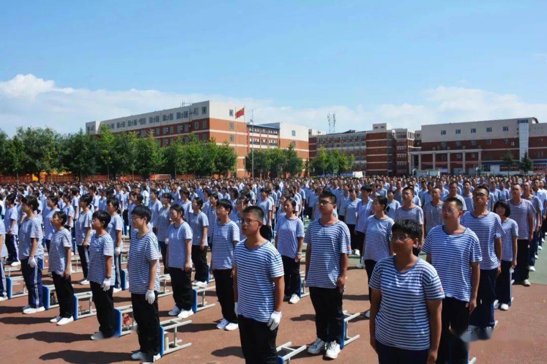 英姿飒爽·青春飞扬 | 海泉高中高二年级新学期军训圆满结束_向前