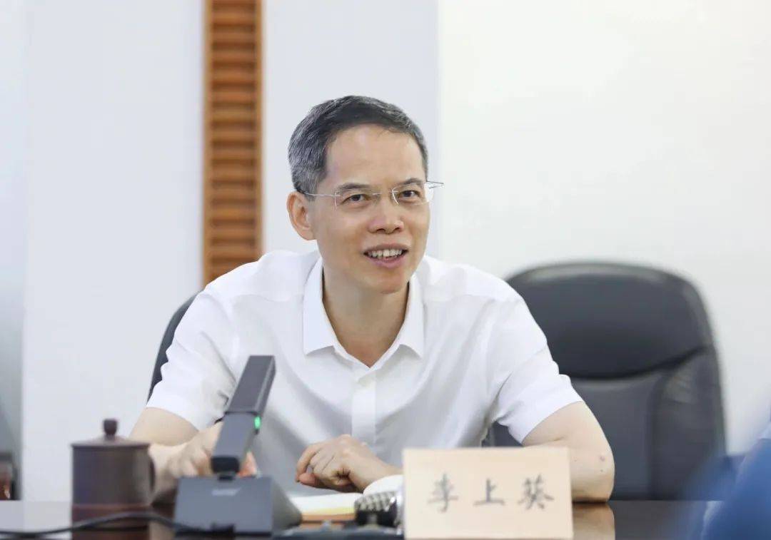 恳谈会上,安吉县盛信办公家具有限公司董事长陈玉林,德华兔宝宝装饰新