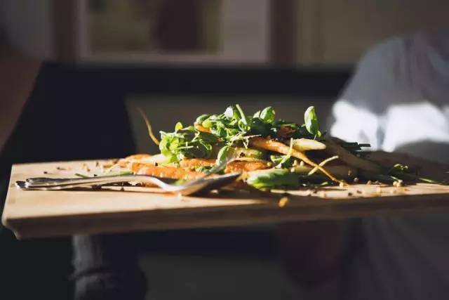 这对cp在屋顶开"农场 大排档",差点把世界第一的米其林餐厅给逼死了