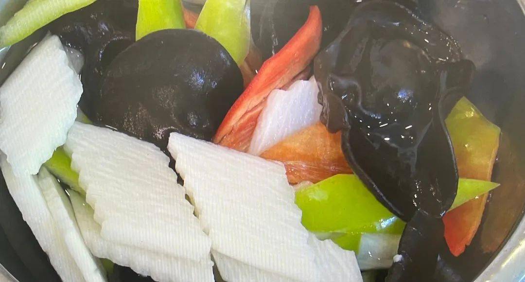 腰子从中间片开,把筋膜去掉,手沾点水好片,起到润滑的作用不粘刀,把腰