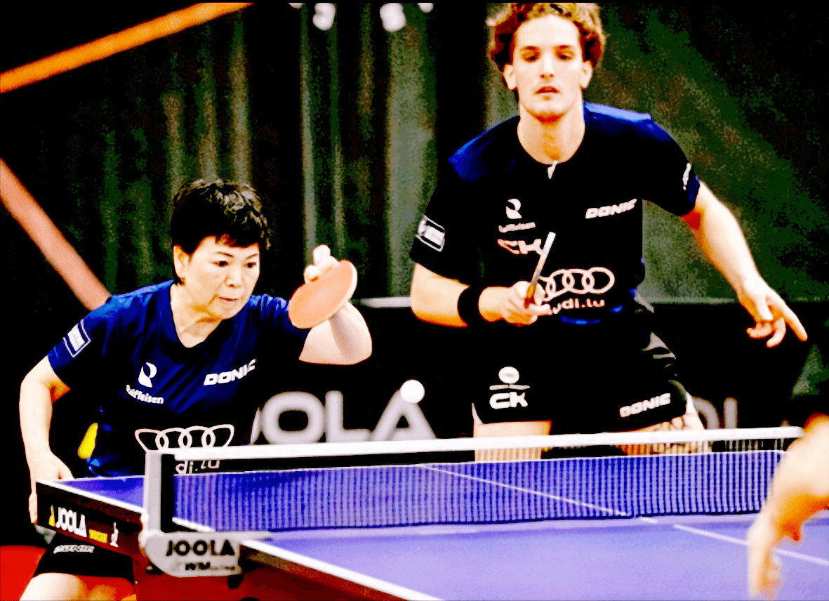 不过两位国乒选手是两面反胶,倪夏莲则是长胶倒板,另一面时而贴反胶