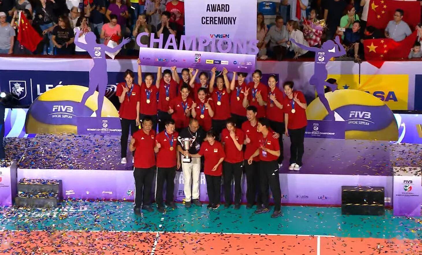 中国女排高举冠军奖杯,后继有人_庄宇珊_世青赛_身高