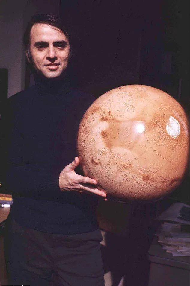 天文学家卡尔·萨根 1995 年对美国的预测再次浮出水面,一些人说它