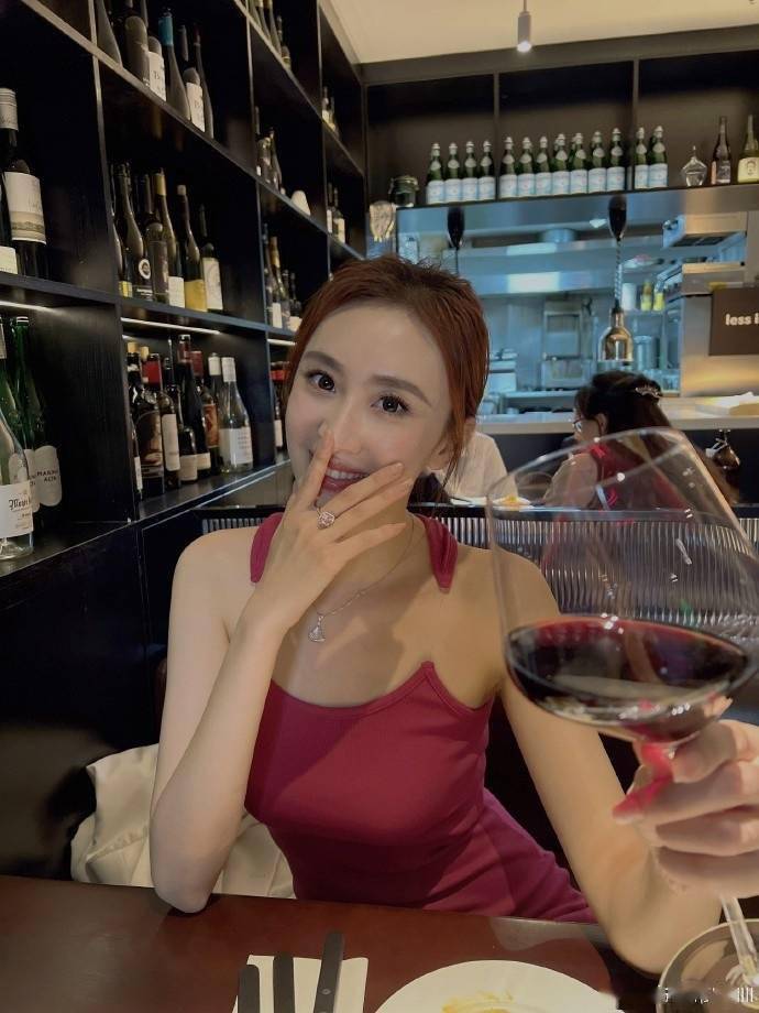 刘军帅和妻子(图片来自二人社媒)↓刘军帅晒照并写道:这个进球,三分很