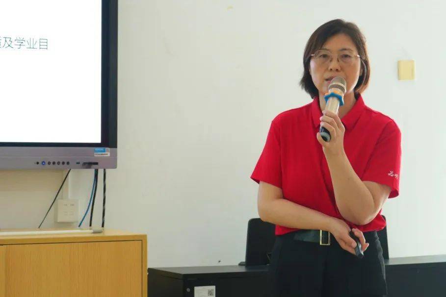 教学处胡蓉主任以《减负提质 促教育教学高质量发展》为主题,把提高