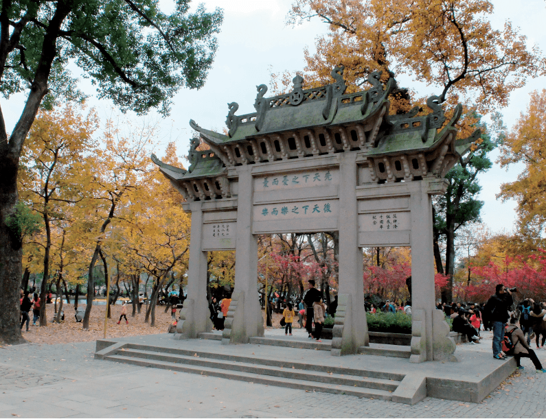 先忧后乐坊 位于苏州天平山苏州一小巷深处的景范中学,校名源自对乡贤