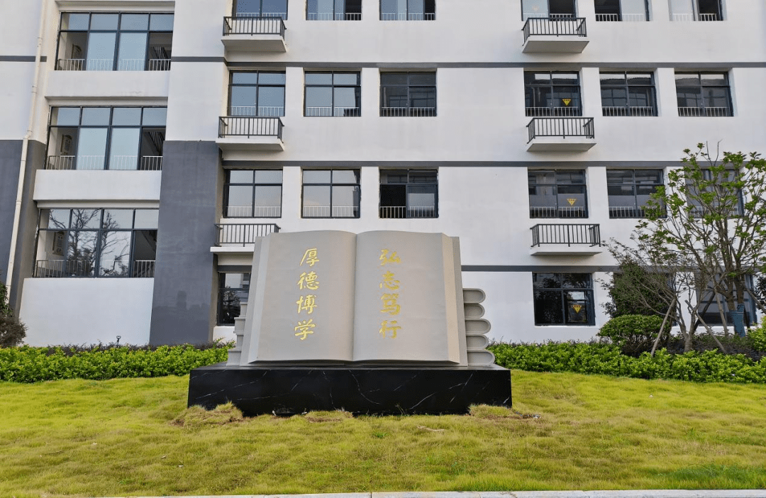 在阳光的照映下,赣派建筑风格清一色的白墙青砖黛瓦灰边,布局简洁