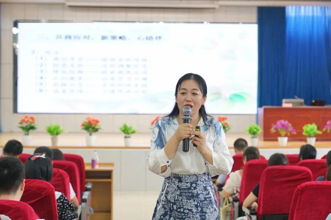 此次新生家长家庭教育报告会我们特别邀请到了宜兴市东氿小学副校长