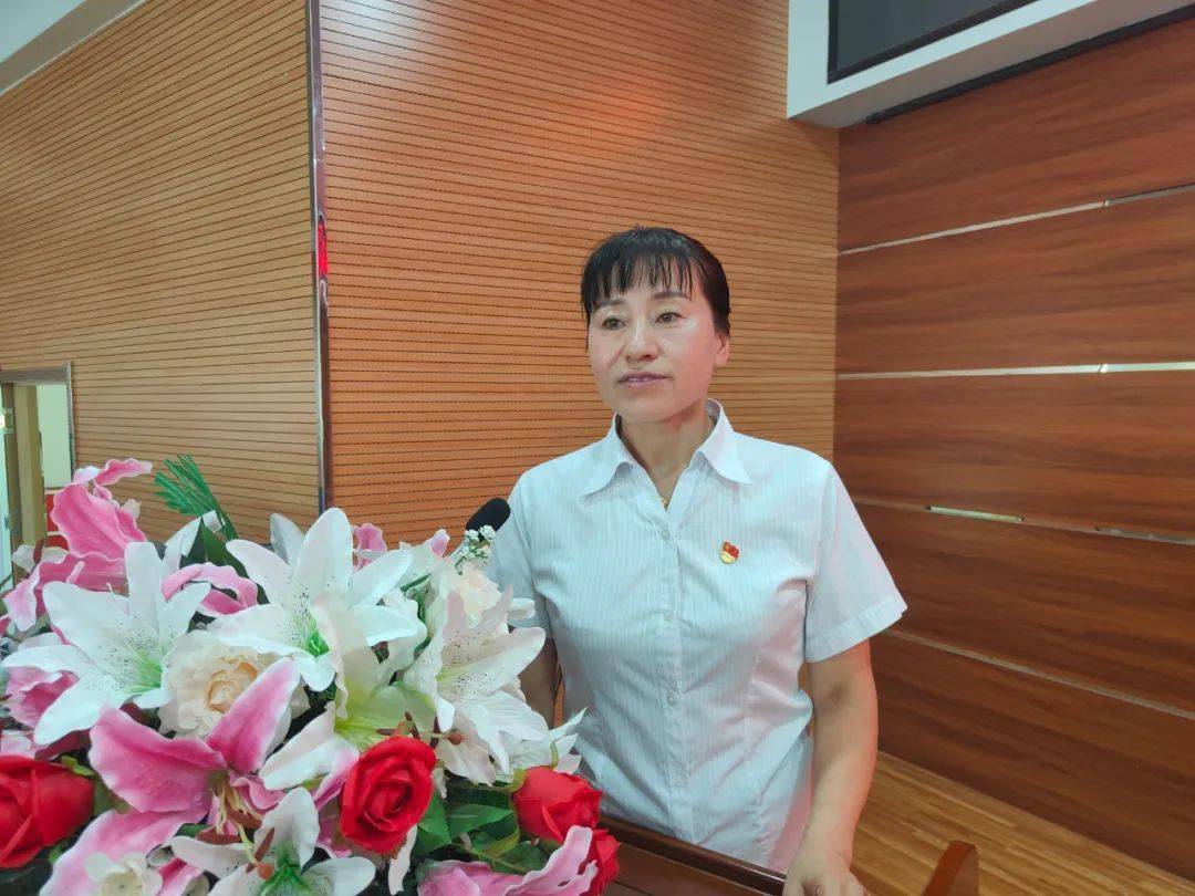 活动在《光荣啊,中国共青团》的歌声中拉开序幕,由松原市滨江中学德育