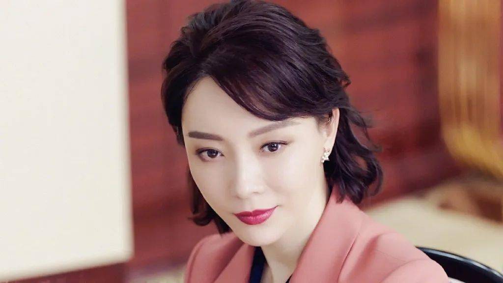 《完美关系》里陈数和小自己十几岁的年轻小鲜肉对戏谈起恋爱也是毫无