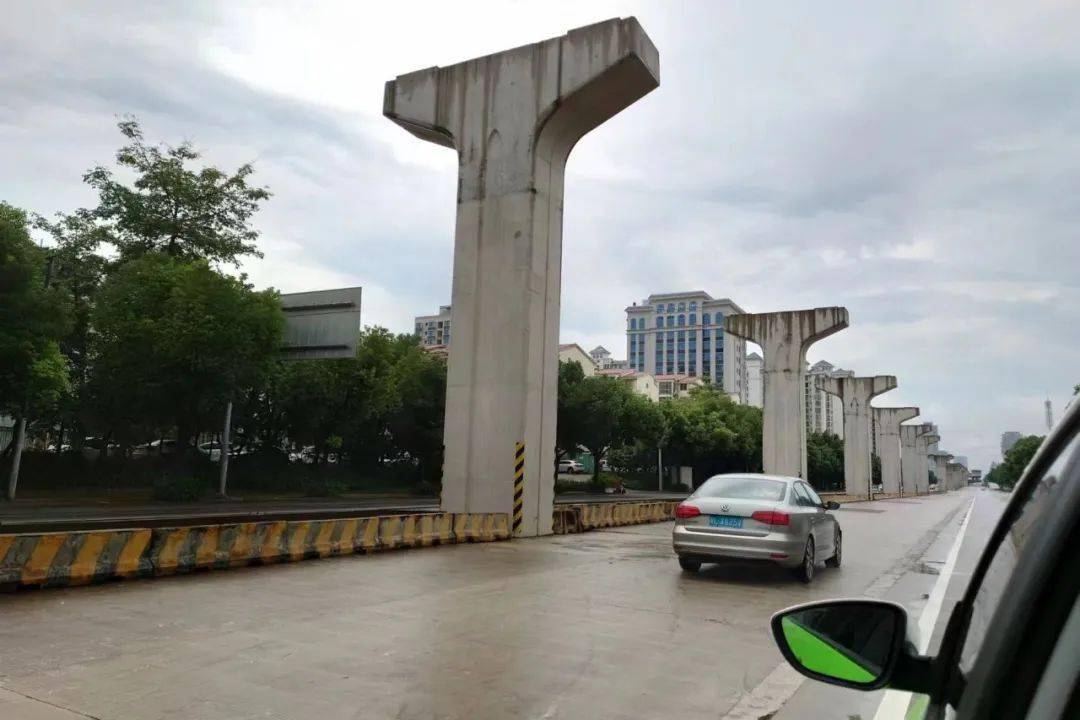 已经烂尾五年的柳州轻轨,竟然有种话剧舞美般的效果