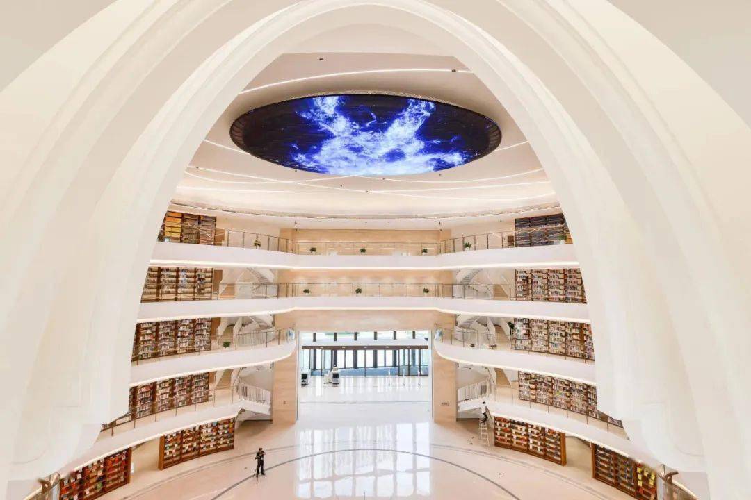 在这里,可以打卡坐拥书海版"无极穹顶"的图书馆,深藏百万年"国家宝藏"
