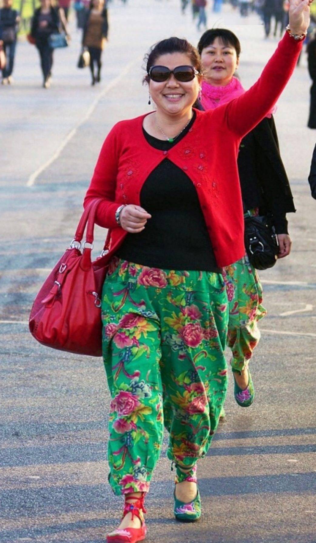 中国大妈穿搭3大雷区:老年装,老年色,老年配,看看你踩雷了没_气质