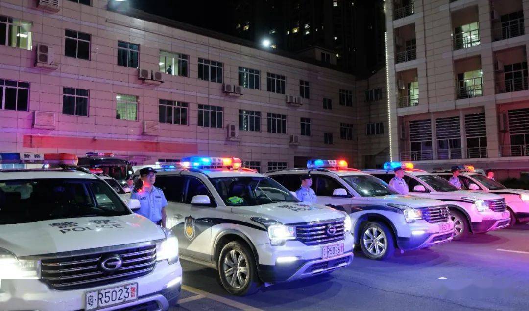 警灯闪烁,警笛齐鸣,集结警力迅速奔赴一线开展统一行动.