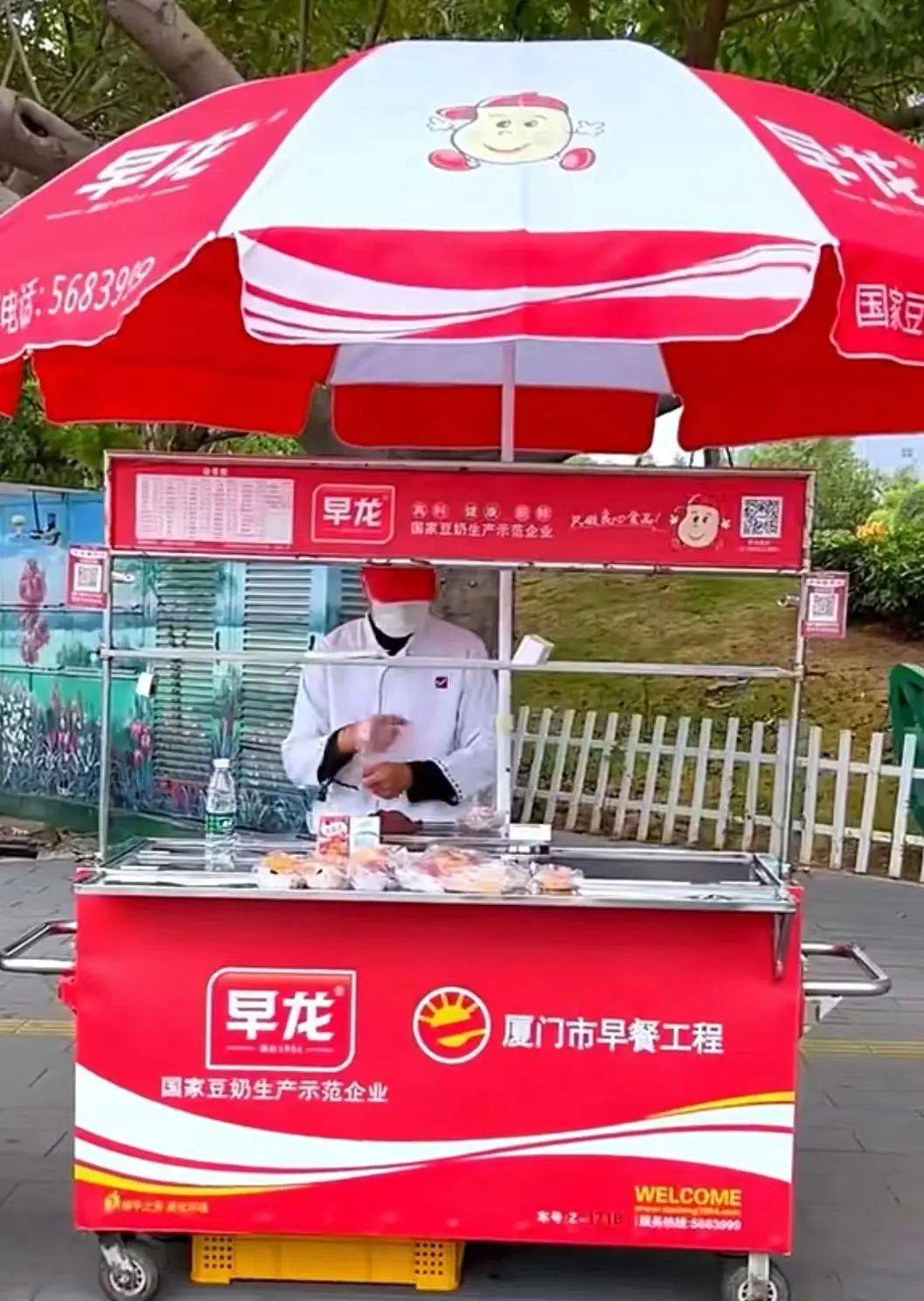 堪称在厦打工人的早餐之光早龙的餐车,随处可见厦门市早餐工程早龙