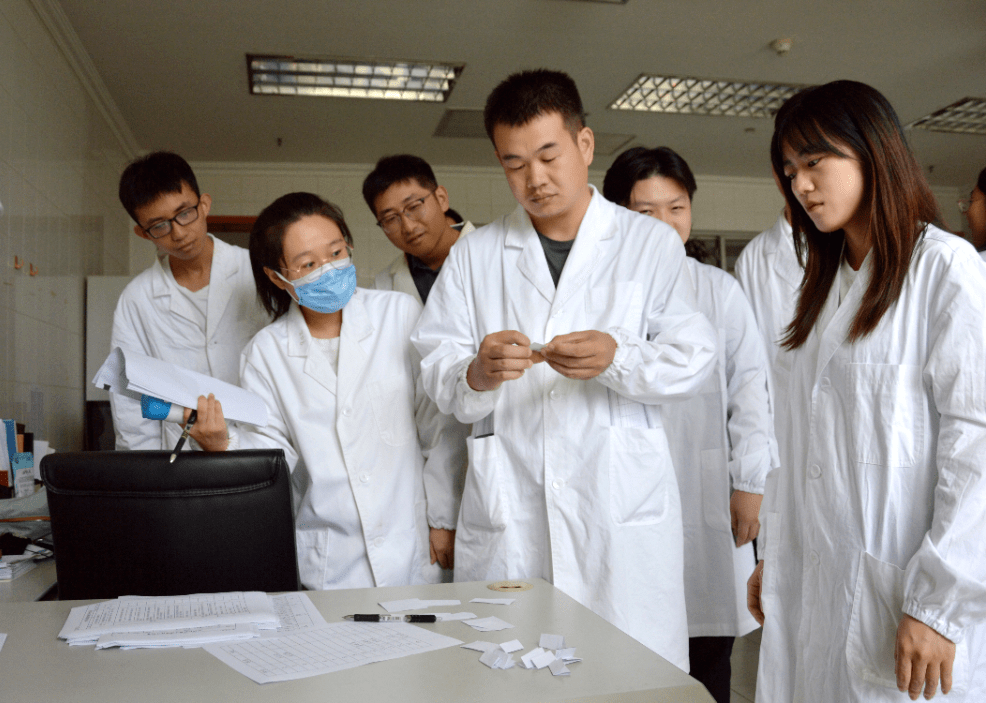 实验操作大比武~穿着科研白大褂的青年们,真有范儿!