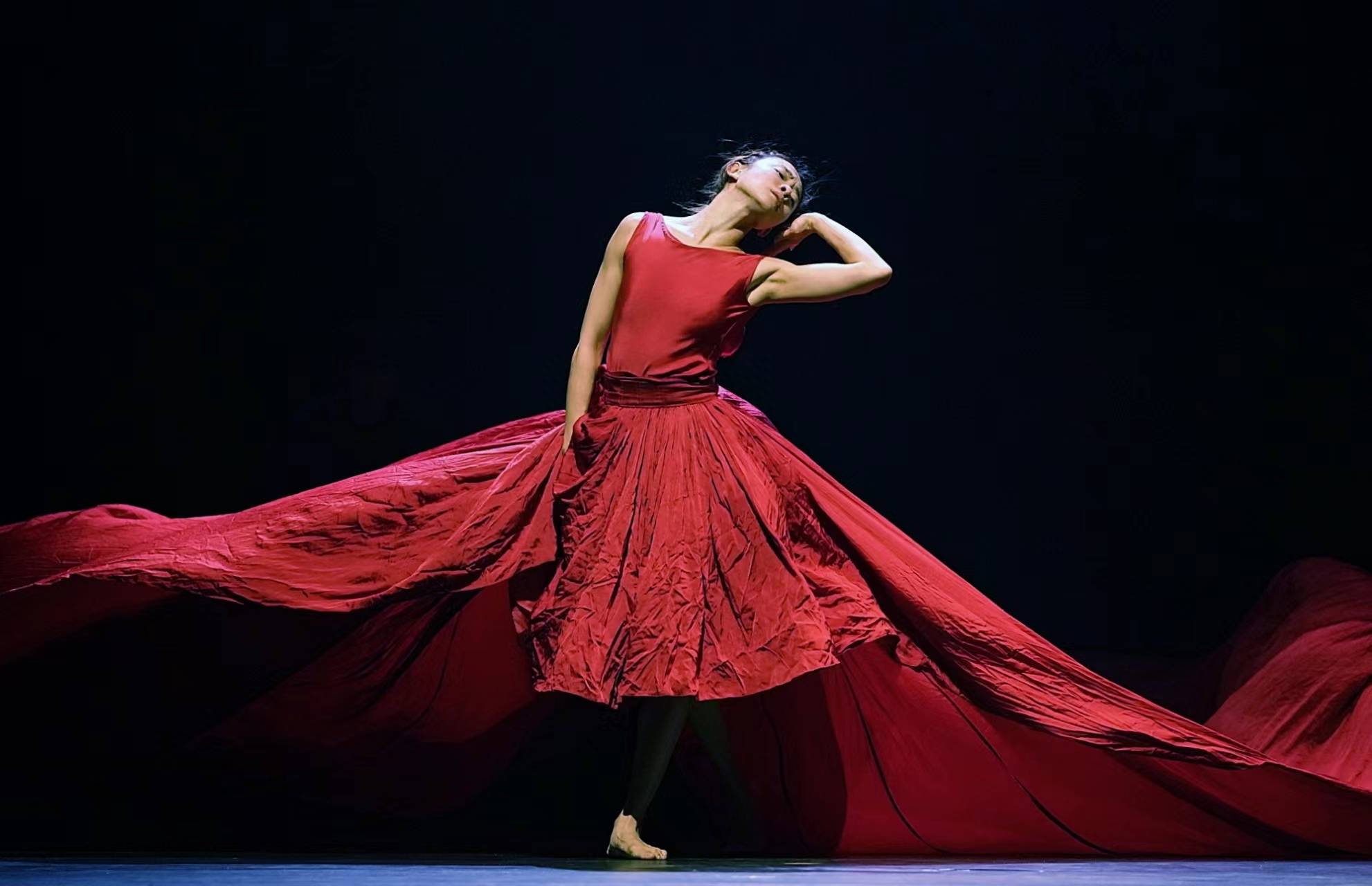 舞蹈剧场《一刻》:青年舞蹈家华宵一挑战极限