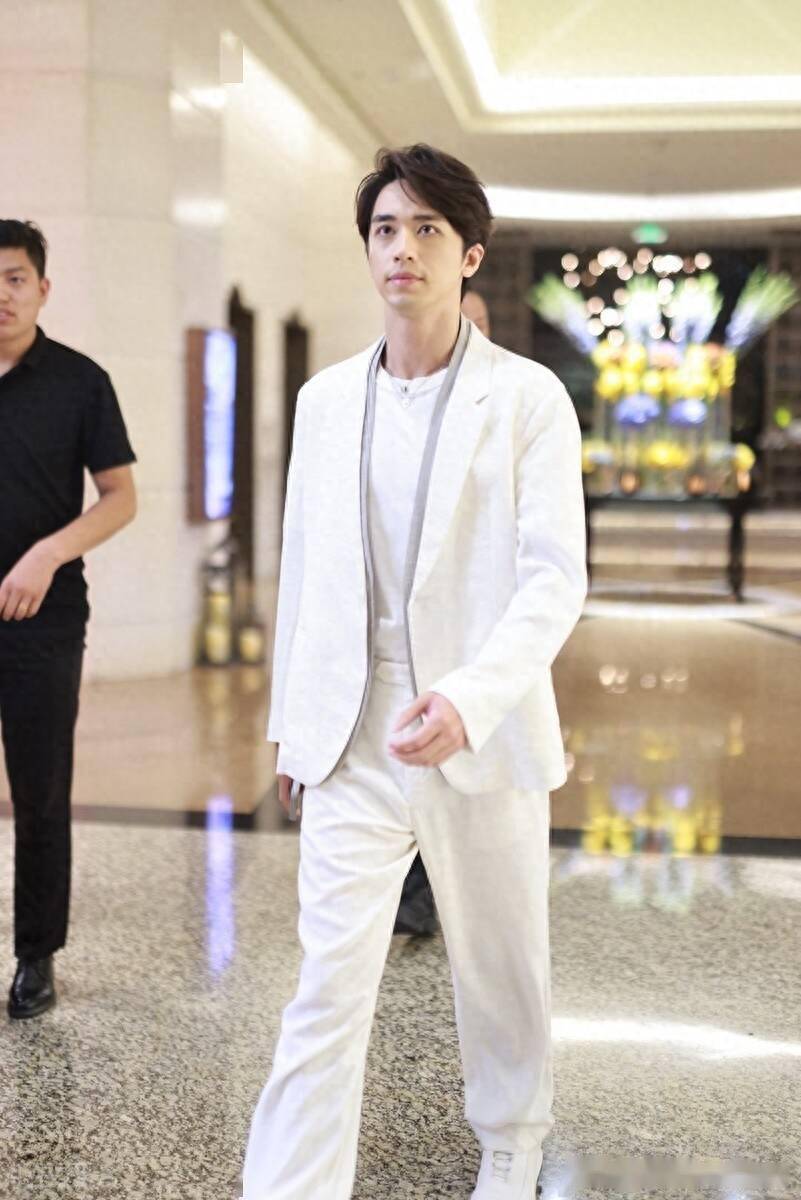 街拍:许魏洲白t恤 白色无领西装 西裤 运动鞋清爽有型格