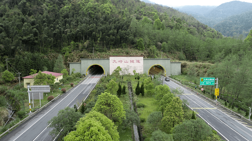 咸九高速九宫山隧道图片