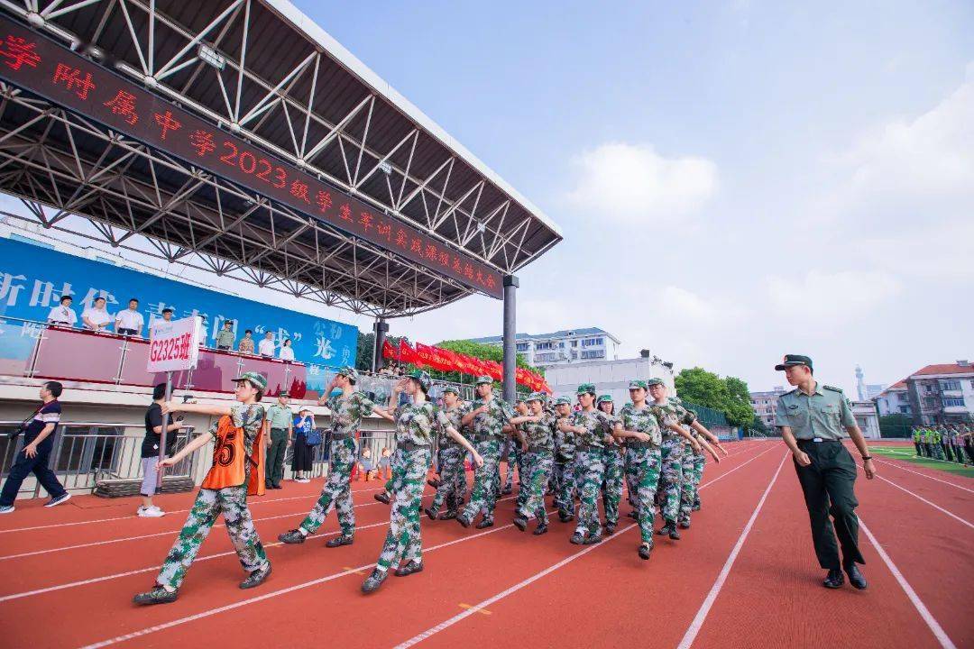 湖南师大附中2023级新生"军训实践课程"总结大会_生活_救护_动作