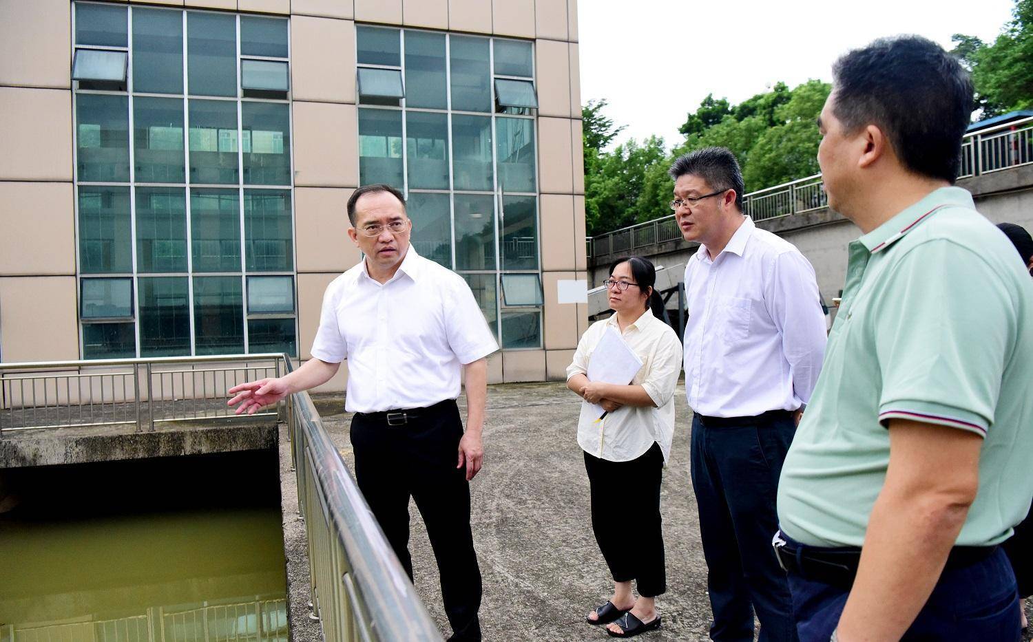 当天下午,横沥镇党委书记叶效怀,副镇长朱照鹏等深入辖区开展防风防汛