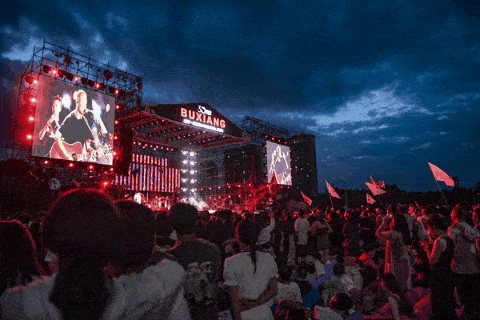新华网评：3.7万场次演出，为暑期消费再添“一把火”