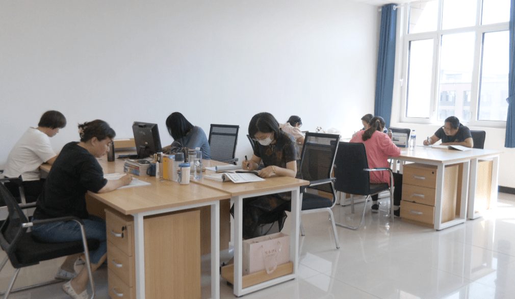 在新校区的教室里,会议室里还有宿舍楼间,来自唐坊高中和丰南二中老