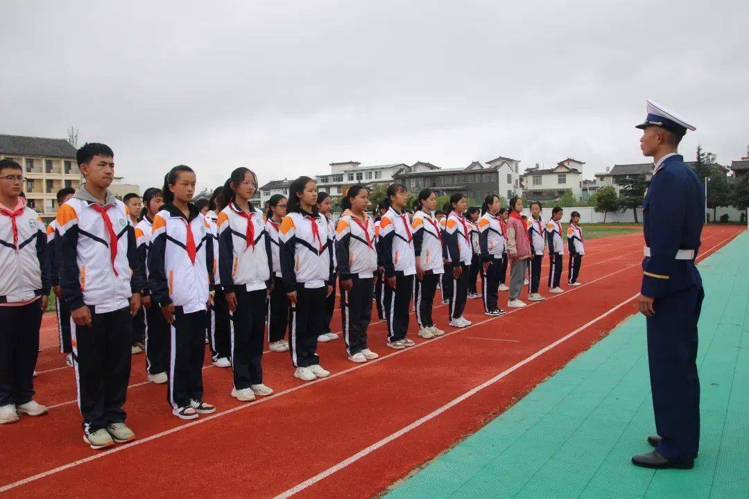 【玉龙教育】玉龙消防深入玉龙中学开展"消防进军训"系列活动_灭火器